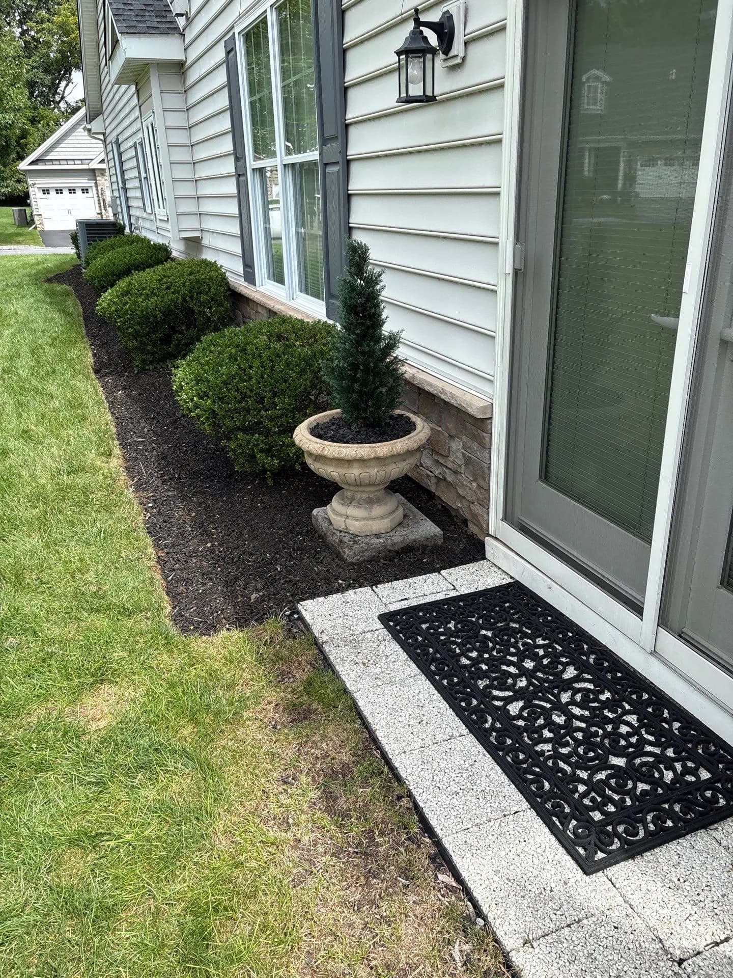 Fresh Mulch and Clean Bed Edges That Actually Make a Difference image